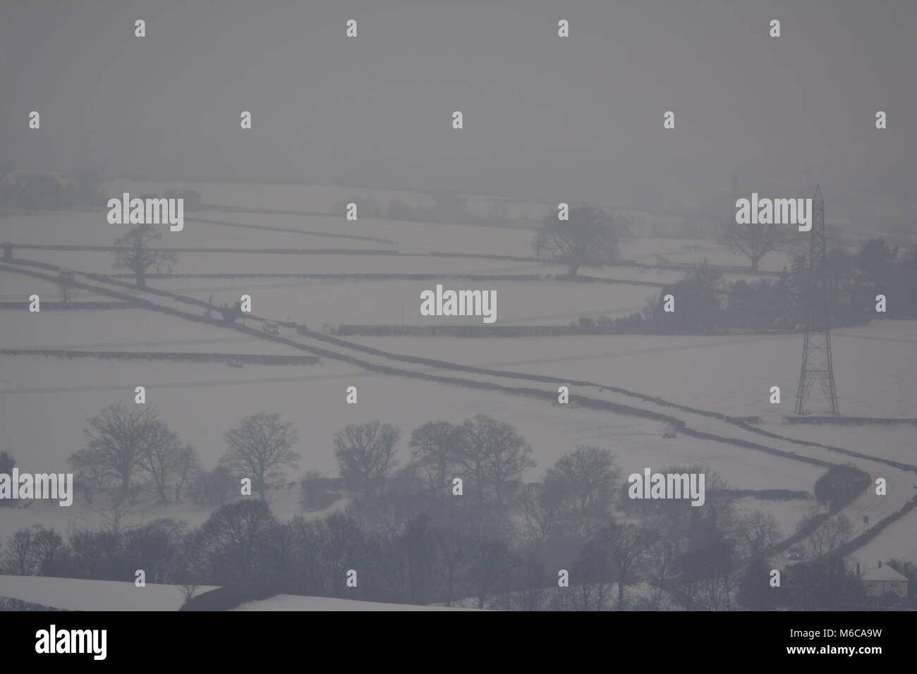 Der A4137 Road in der Nähe von Marstow in South herefordshire UK zeigen Mangel an Verkehr Blizzard und schneebedeckte Felder an einem Wintermorgen Stockfoto