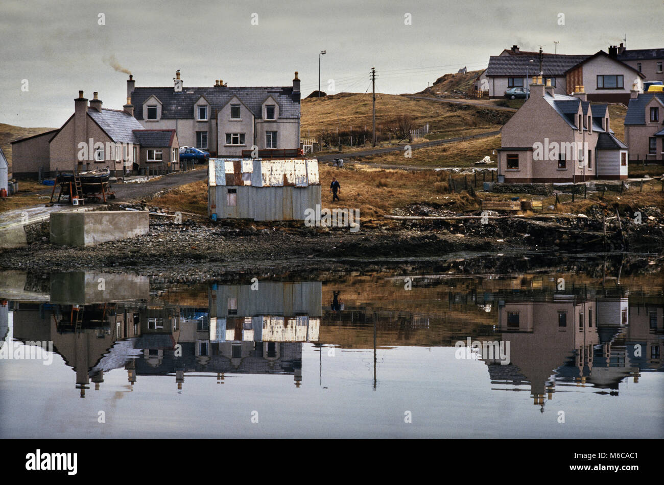 Schottlands Äußere Hebriden 2000 Die äußeren Hebriden, die auch als die Western Isles (Schottisch-gälisch: Na h-eileanan Siar [nə ˈHelanən ˈƩiəɾ] oder Na h-eileanan der Iar [nəˈhelanən əˈɲiəɾ]), Innse Gall ("Inseln der Fremden') oder die lange Insel oder die Long Island (schottisch-gälisch: Eine t-Eilean Fada), ist eine Inselkette vor der Westküste von Festland Schottland.[Anmerkung 1] Die Inseln geografisch Comhairle Nan Eilean Siar, einem der 32 einheitlichen Rat Gebiete von Schottland koextensiv bekannt sind. Sie sind Teil der Hebriden, aus dem schottischen Festland und von der Inneren Hebriden vom Wasser getrennt Stockfoto