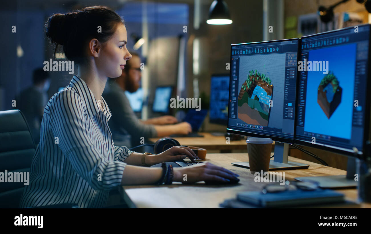 Female Video Editor arbeitet mit Film und Sound auf Ihrem eigenen Computer. Sie arbeitet Spät und trinkt Kaffee. Kreative Loft Büro. Stockfoto