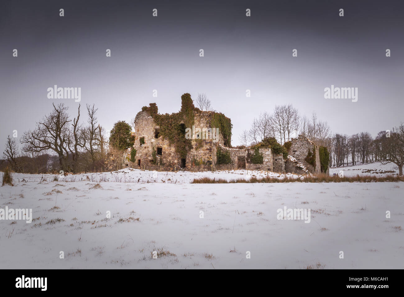 Die Ruinen von haunted Gight Schloss am Braes von Gight Methlick, in der Nähe von Aberdeenshire, Schottland, im Schnee im Winter Stockfoto