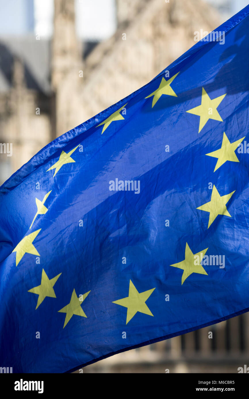 Fahne der Europäischen Union zu einem Laternenpfahl außerhalb Palast von Westminster von Pro-Europäische Union beigefügten Demonstranten gegen das Vereinigte Königreich aus der EU im Jahr 2019. Stockfoto