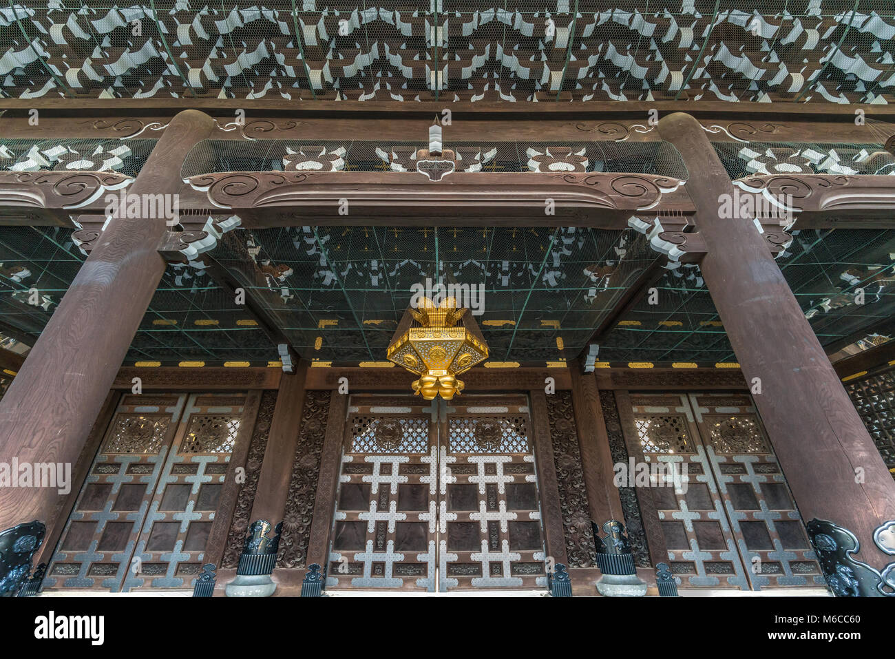 Weitwinkelaufnahme der schönen Hishidoro hanging lantern an der Gründer Halle Tor (Goei - Mon) Shinshu Otani-ha oder Higashi Hongan-ji. Stockfoto