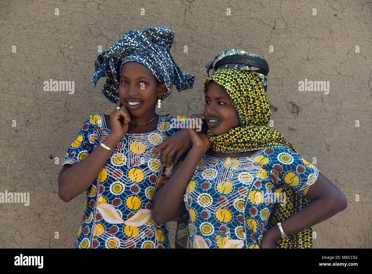Eine ethnische, indigene Fulani Frau auf ihr Handy, Mobiltelefon. Mali, Westafrika. Stockfoto