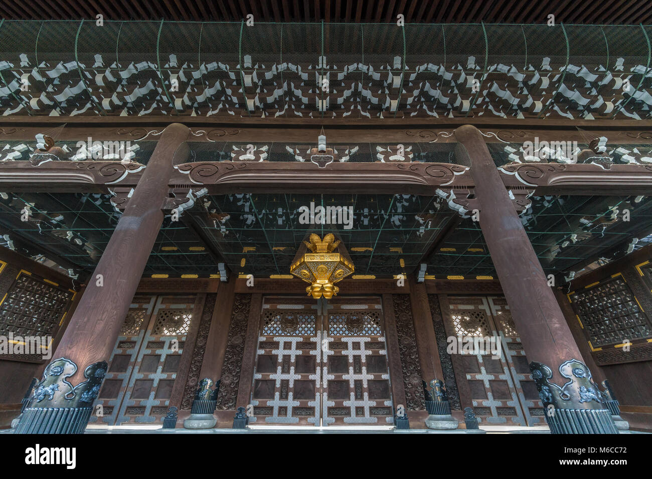 Weitwinkelaufnahme der schönen Hishidoro hanging lantern an der Gründer Halle Tor (Goei - Mon) Shinshu Otani-ha oder Higashi Hongan-ji. Stockfoto