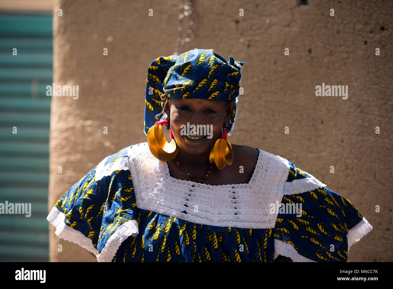 Eine einheimische, ethnischen Fulani Frau, die Ohrringe macht für ein Leben. Mali, Westafrika. Stockfoto