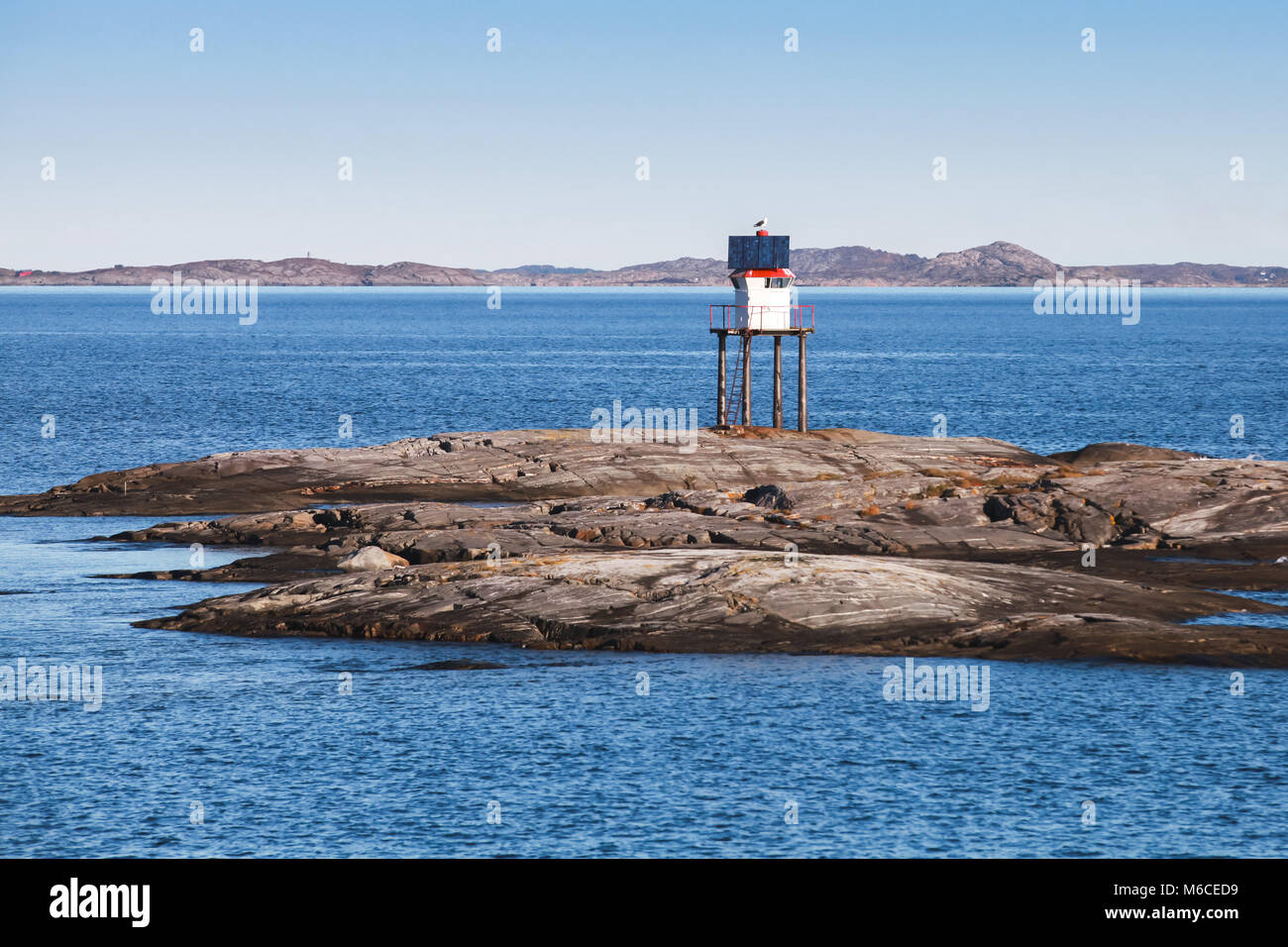 Traditionelle norwegische Stahl Leuchtturm mit Solar Batterie und konischen Red Top Stockfoto