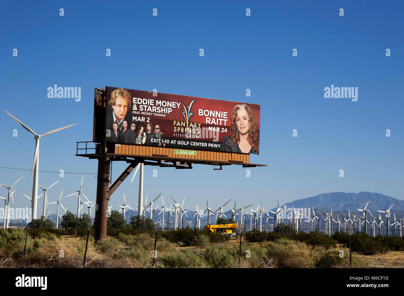Plakatwand in der Nähe von Windmill Farm mit Musiker Eddie Geld und Bonnie Raitt für die Fantasy Springs Resort und Casino in Palm Springs, CA Stockfoto