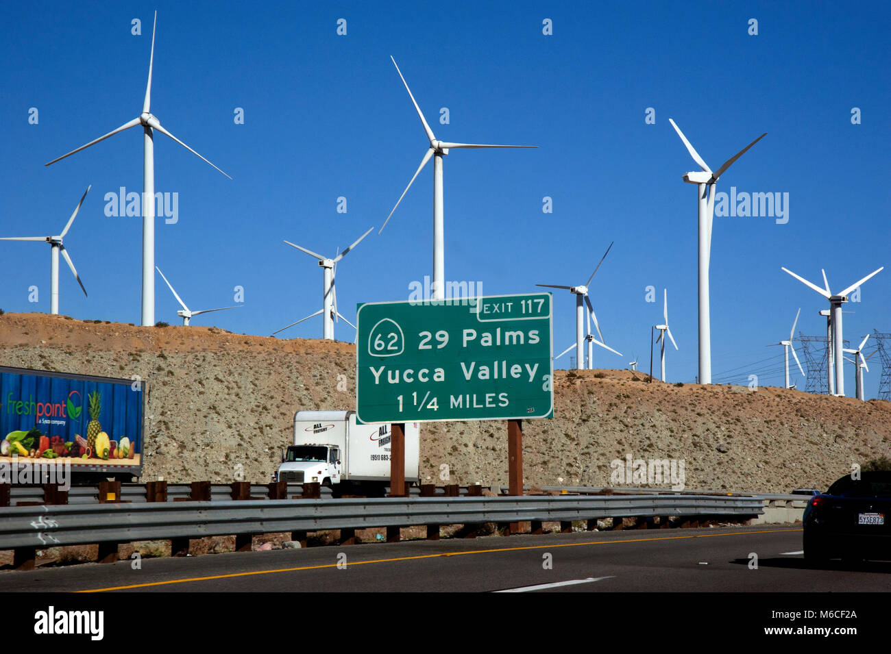 Wind mühlen neben der Autobahn in der Nähe von 29 Palmen auf dem Weg nach Palm Springs, Kalifornien. Stockfoto