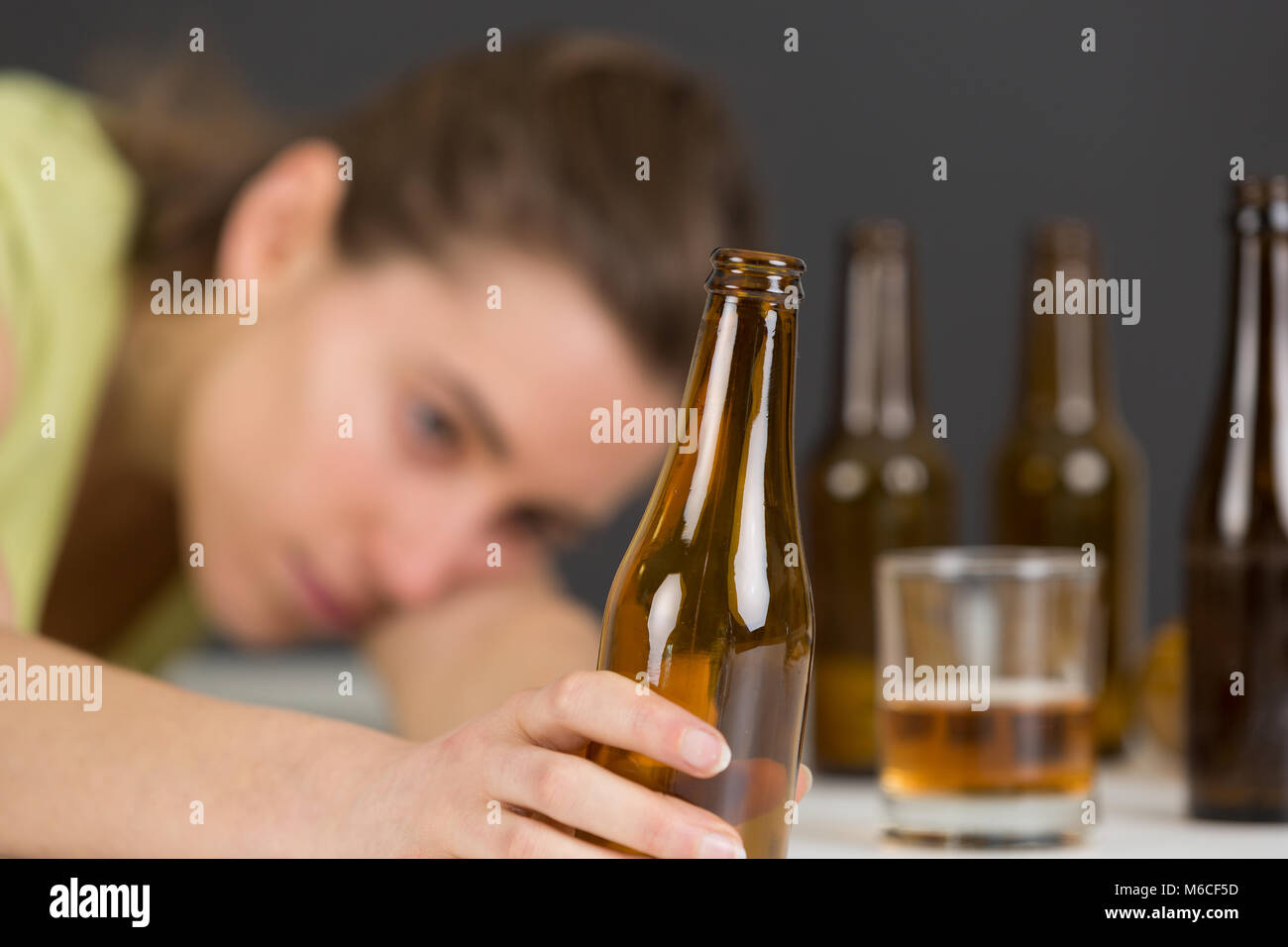 Mädchen in Depressionen, Alkohol zu trinken in der Einsamkeit Stockfotografie Alamy