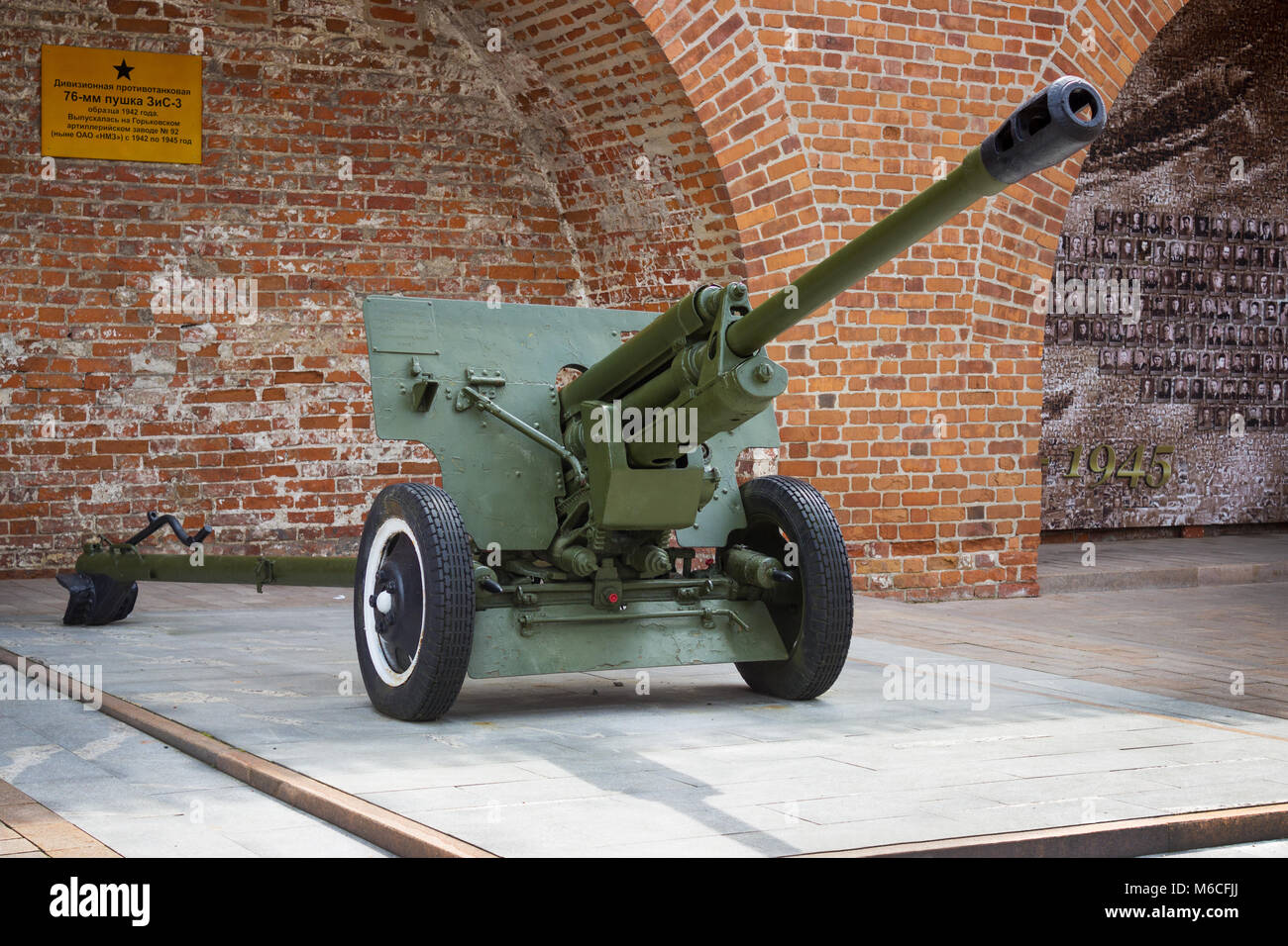 Nischni Nowgorod, Russland - 19 Jul, 2015: Sowjetischer anti-tank 76 mm Kanone des Zweiten Weltkriegs, ZIS-3 outdoor Ausstellung in N. Nowgoroder Kreml. Die Aussteller Stockfoto