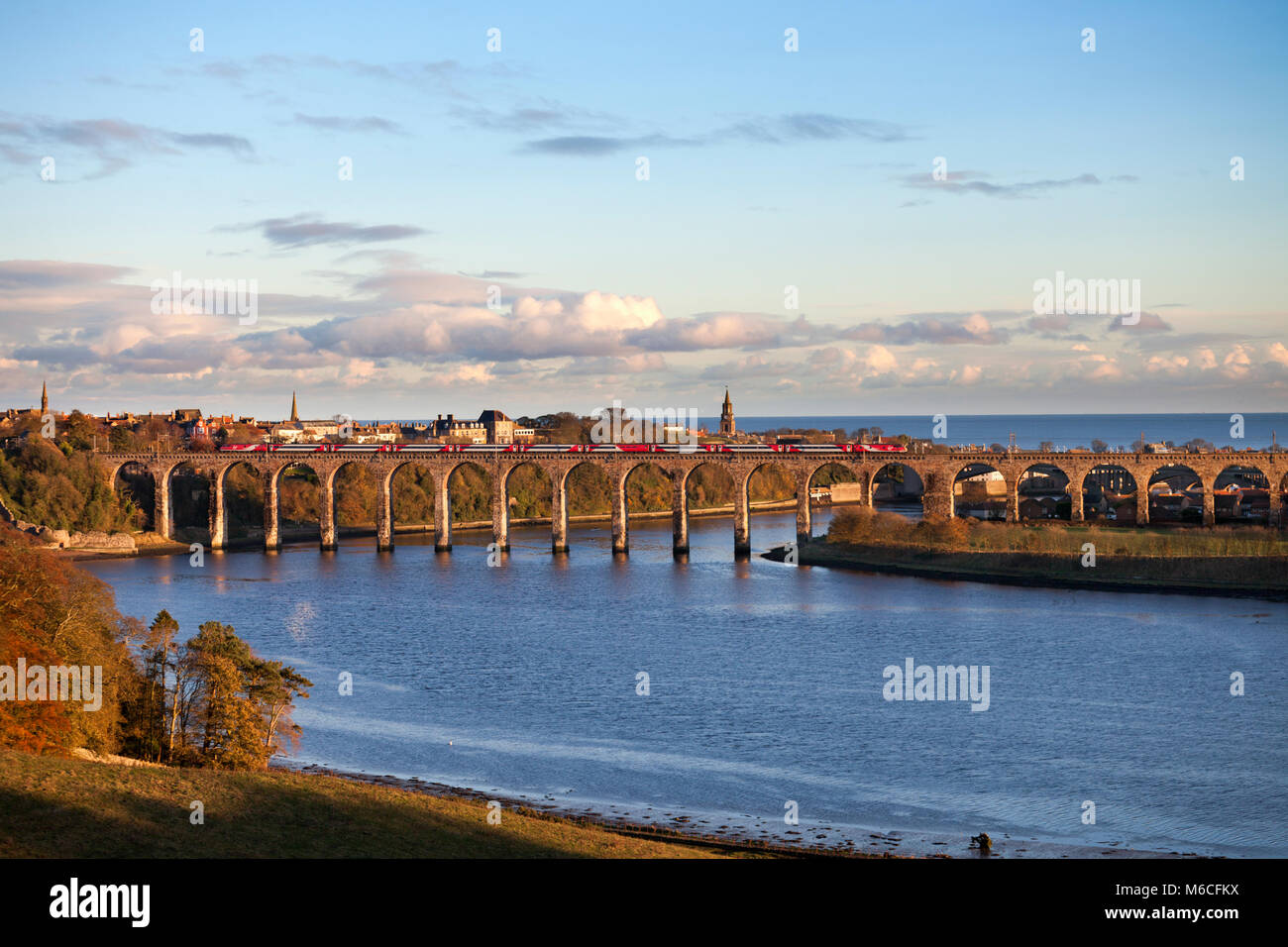 Ein Virgin Trains Ostküste Intercity 225 elektrische Zug überquert die Royal Border Bridge bei Berwick upon Tweed Mit dem 1430 Edinburgh - Kings Cross Stockfoto