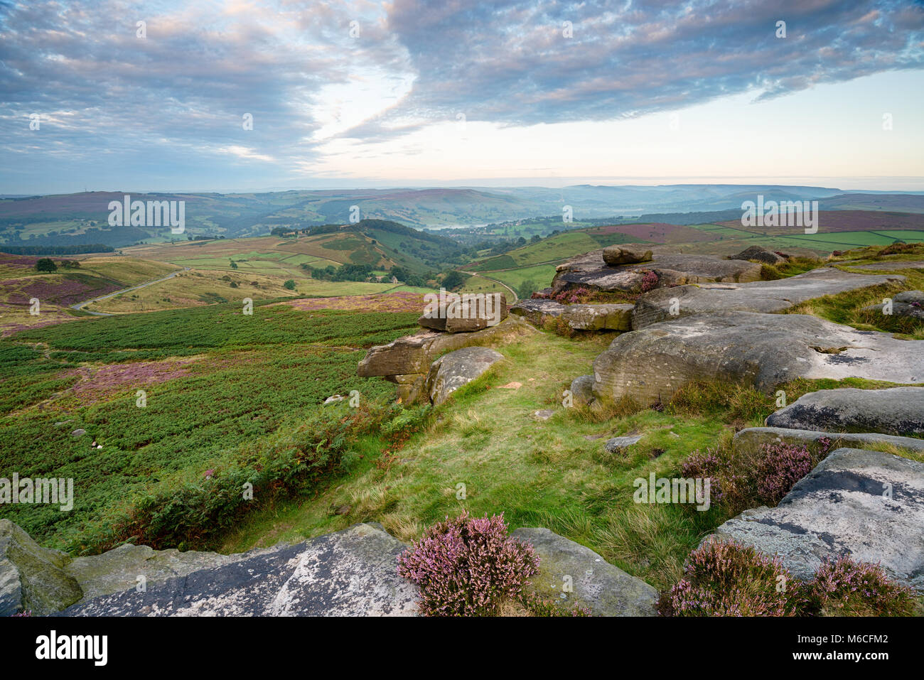 Am frühen Morgen auf dem Gipfel des Higger Tor im Peak District und auf der Suche nach Hoffnung Tal in der Ferne Stockfoto