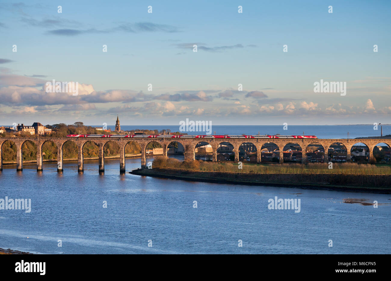 Ein Virgin Trains Ostküste Intercity 225 elektrische Zug überquert die Royal Border Bridge bei Berwick upon Tweed Mit dem 1430 Edinburgh - Kings Cross Stockfoto