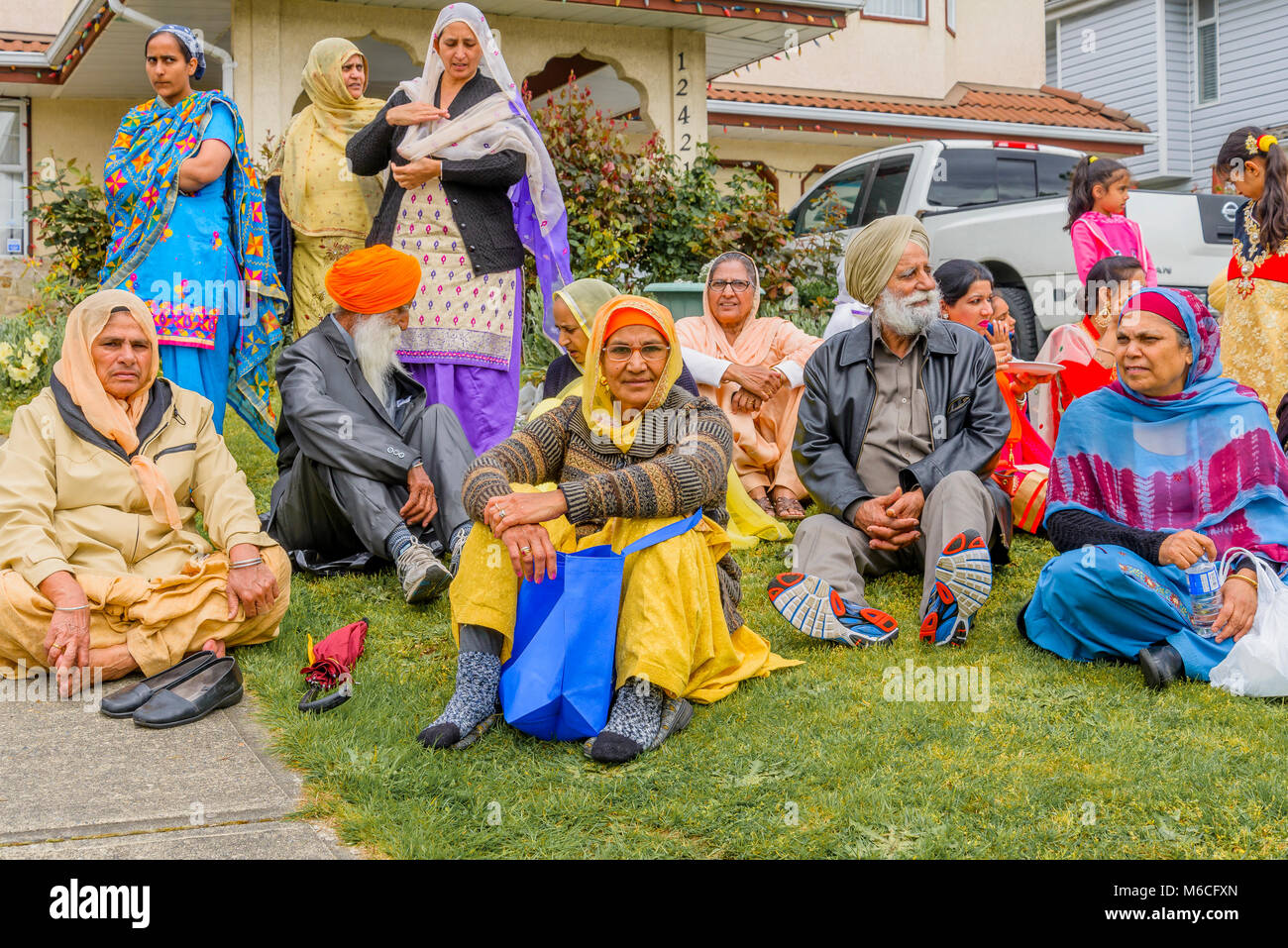 Gemeinschaft wird gemeinsam genießen können, Sikh Vaisakhi Parade und Feiern, Surrey, British Columbia, Kanada, Stockfoto