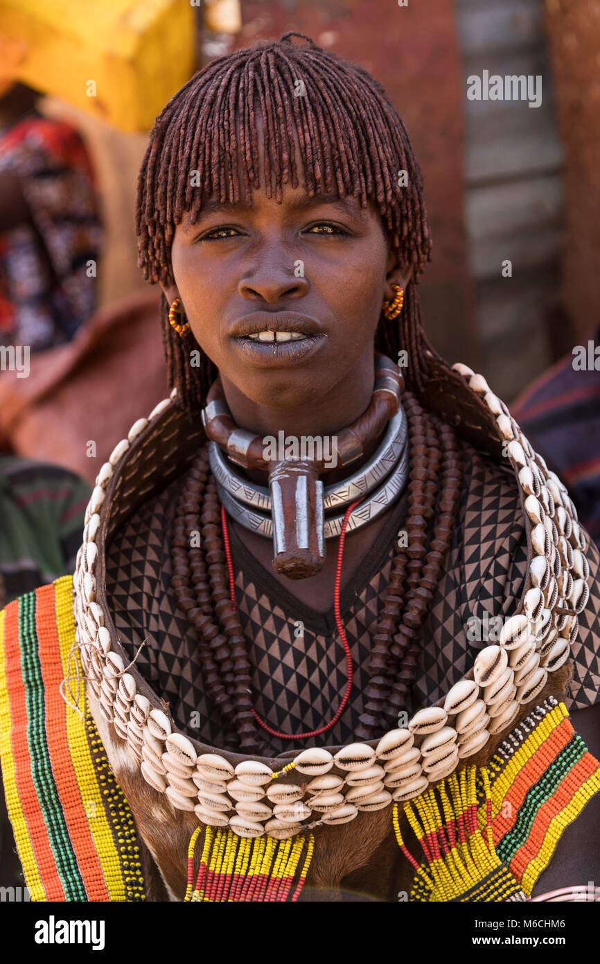 Frau aus dem Hamer Stamm in traditioneller Kleidung mit Halskette, Porträt, Turmi, Omo Region, Äthiopien Stockfoto