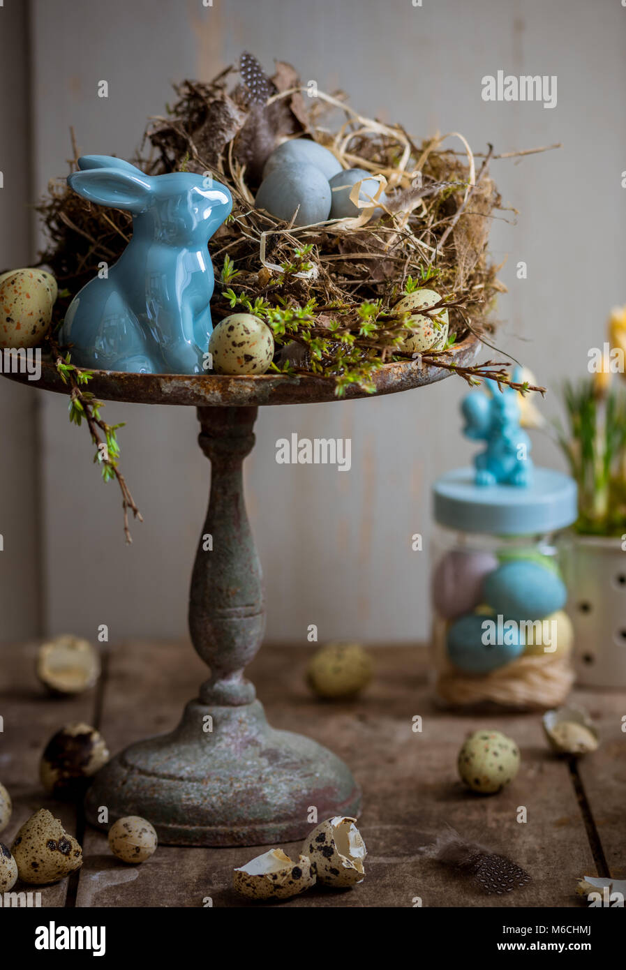 Osterhase Tischdekoration in Blau Stockfoto