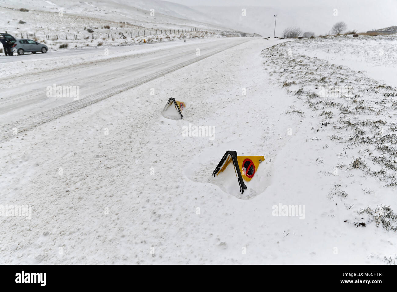Wetter BILD WALES Bild: Polizei Kegel durch Schnee an der Seite des A470 Weg bedeckt in der Geschichte Waffen, Brecon Beacons in South Wales, UK. Freitag, 02. Stockfoto