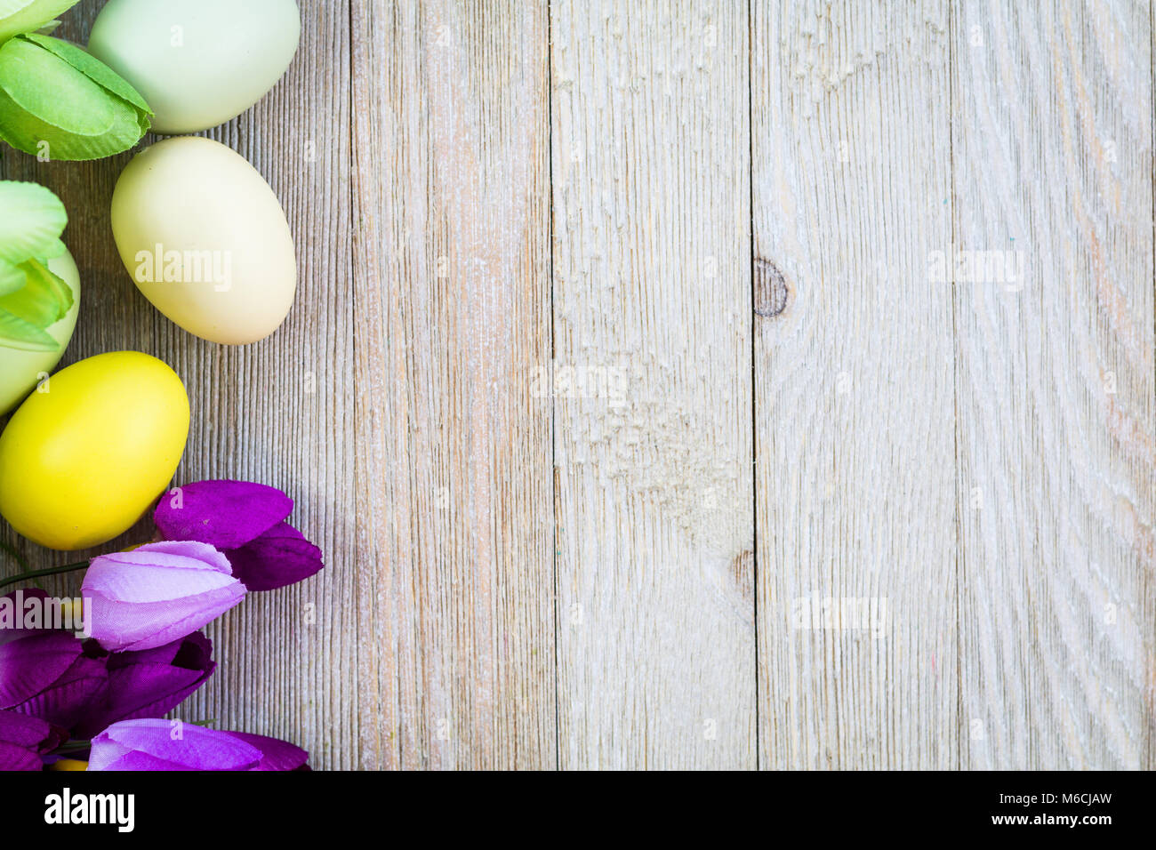 Frühling und Ostern Hintergrund Konzept, flach auf Holzbrett mit bunten Tulpen Stockfoto