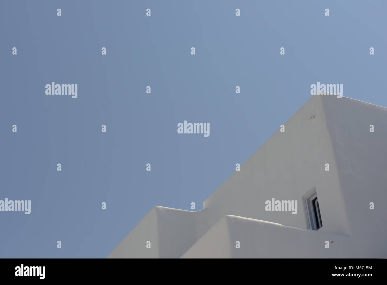 Weiß getünchtes Haus in Fira in Santorini/Thira in Griechenland Stockfoto