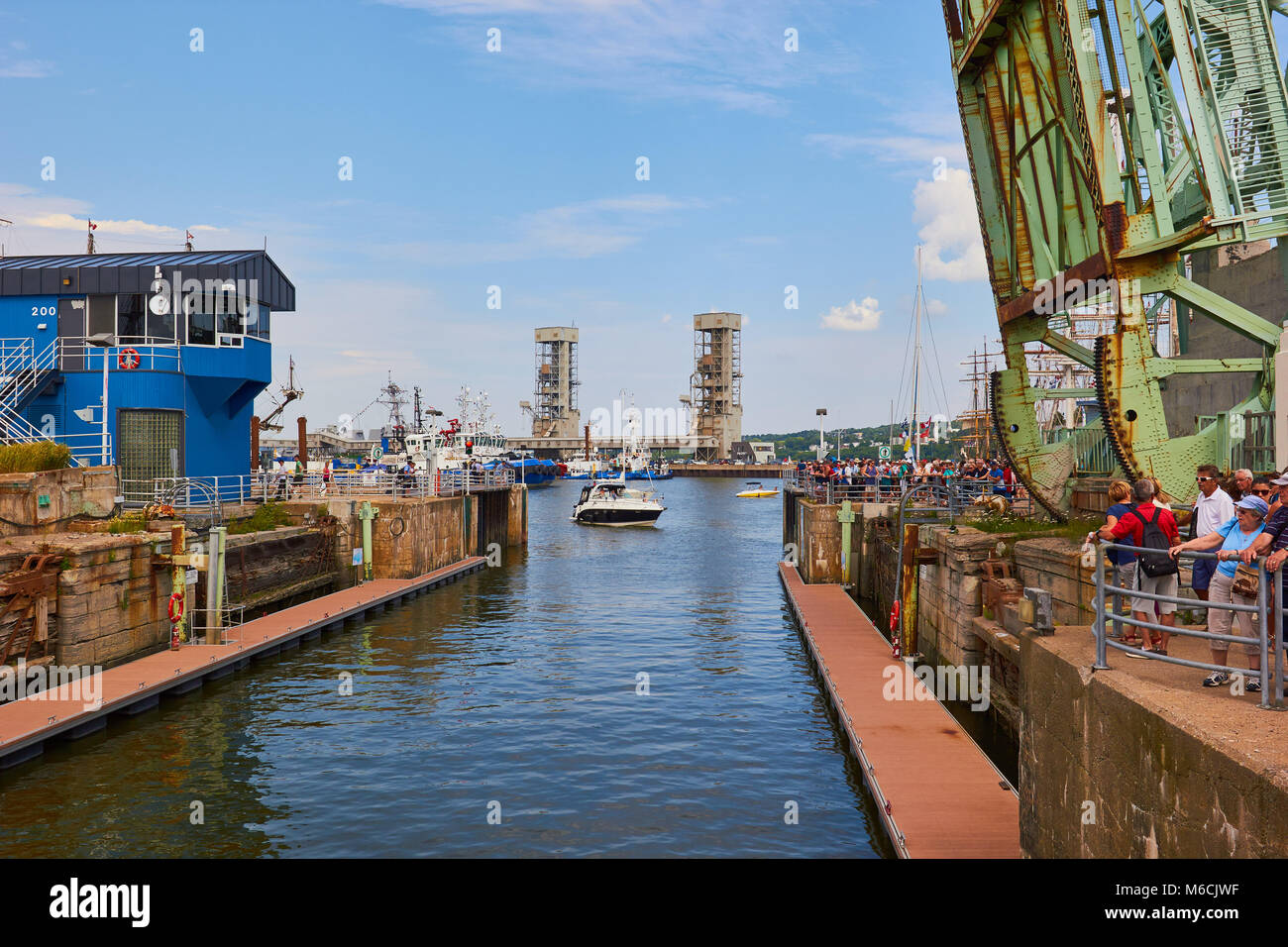 Touristen warten auf dem Boot zu, während die Brücke angehoben ist, Quebec, Quebec, Kanada Stockfoto