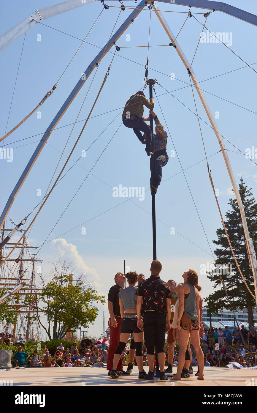 Matten & Cordages, Kunstflug und Auswuchten von Künstlern aus der Circus Schule von Quebec, von der Tall Ships Regatta 2017, Quebec, Kanada inspiriert Stockfoto