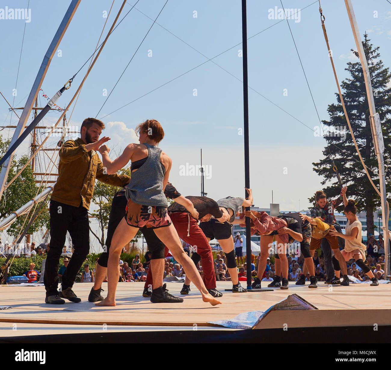 Matten & Cordages, Kunstflug und Auswuchten von Künstlern aus der Circus Schule von Quebec, von der Tall Ships Regatta 2017, Quebec, Kanada inspiriert Stockfoto