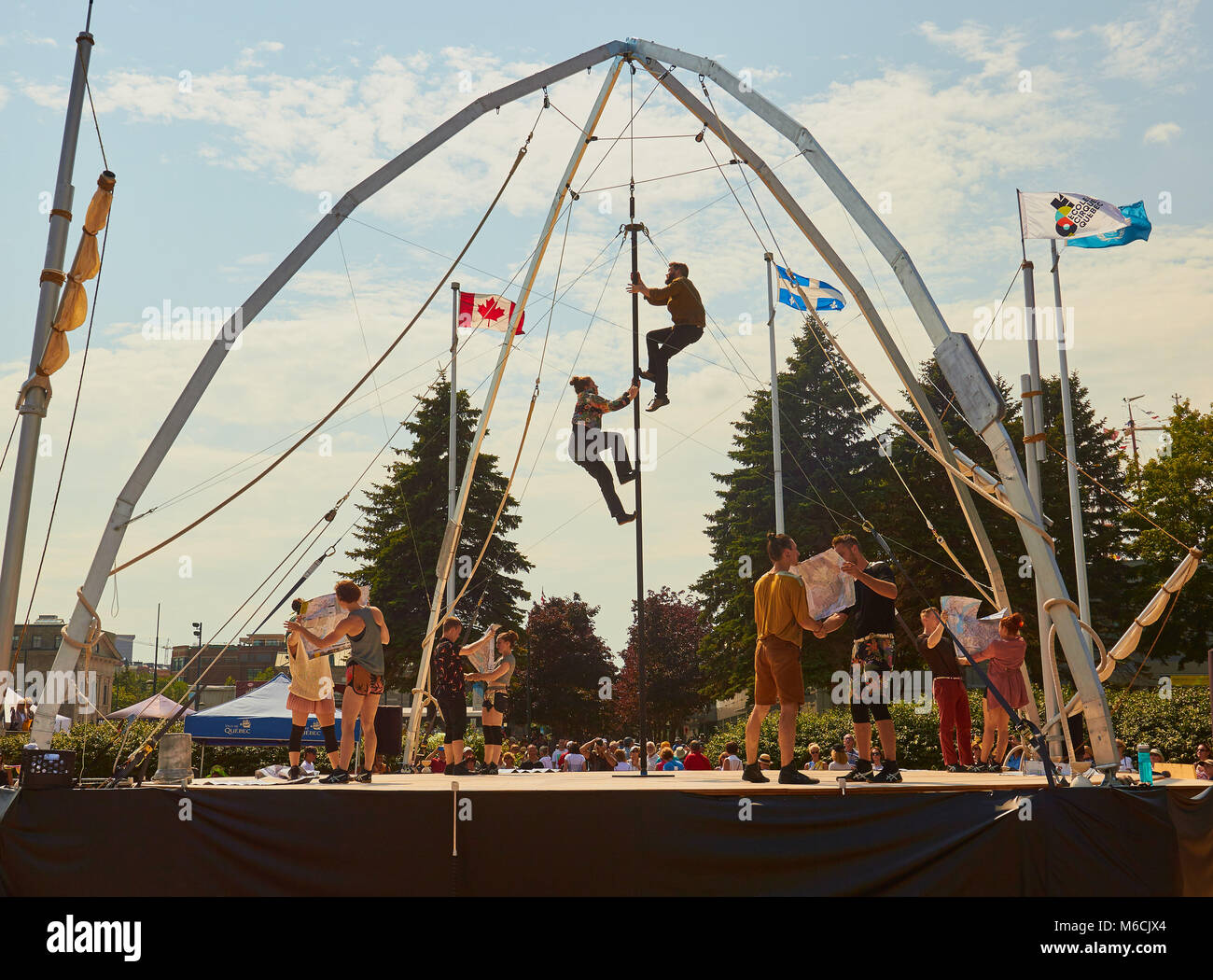 Matten & Cordages, Kunstflug und Auswuchten von Künstlern aus der Circus Schule von Quebec, von der Tall Ships Regatta 2017, Quebec, Kanada inspiriert Stockfoto