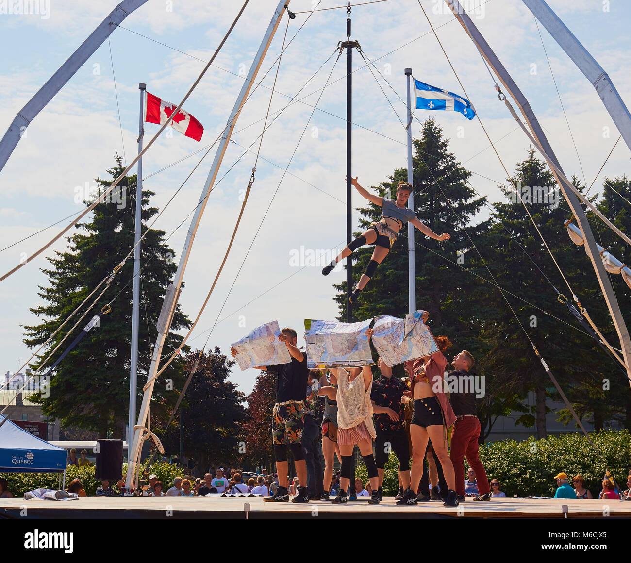 Matten & Cordages, Kunstflug und Auswuchten von Künstlern aus der Circus Schule von Quebec, von der Tall Ships Regatta 2017, Quebec, Kanada inspiriert Stockfoto