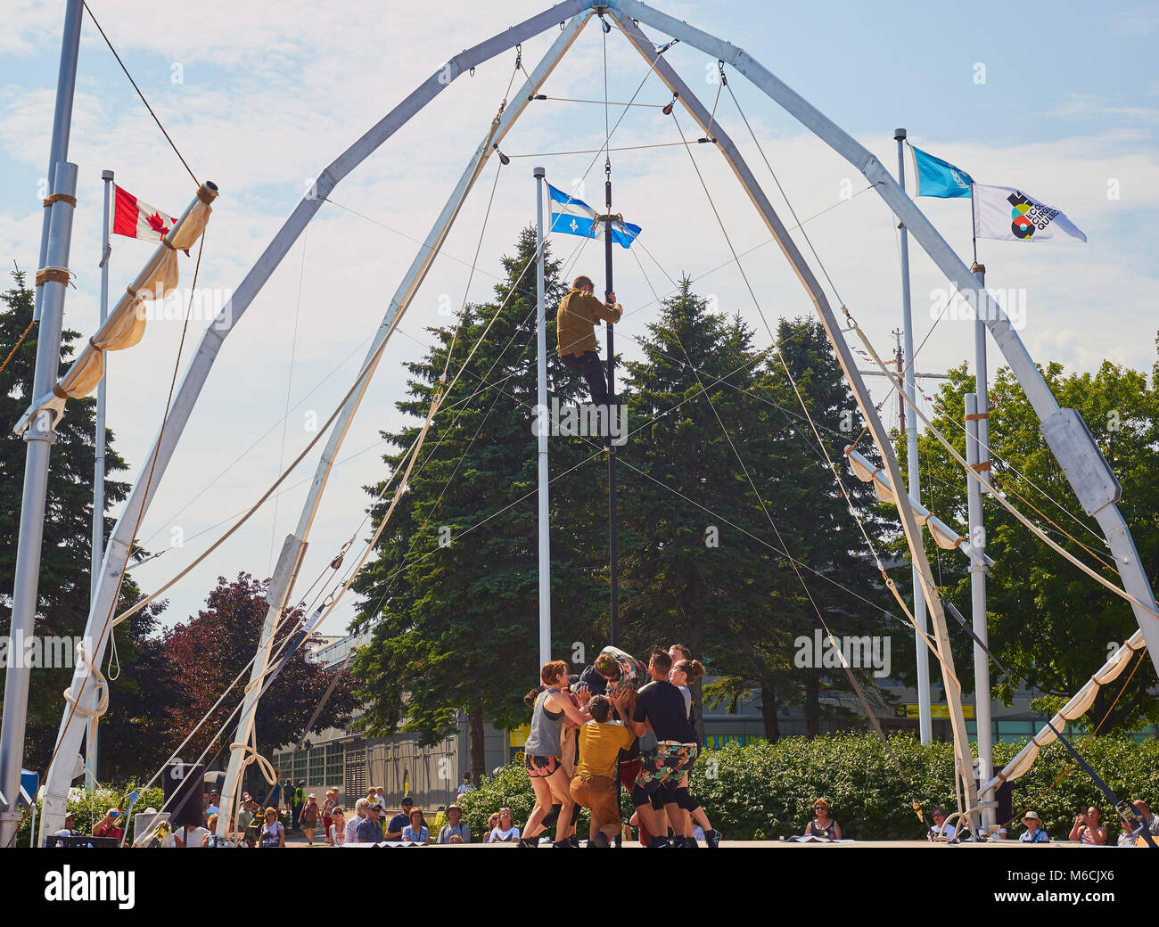 Matten & Cordages, Kunstflug und Auswuchten von Künstlern aus der Circus Schule von Quebec, von der Tall Ships Regatta 2017, Quebec, Kanada inspiriert Stockfoto
