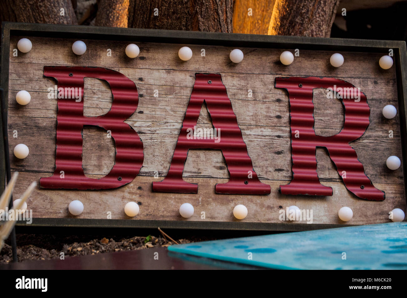 Vintage Bar Schild beleuchtet vor einem dunklen Hintergrund Stockfotografie  - Alamy