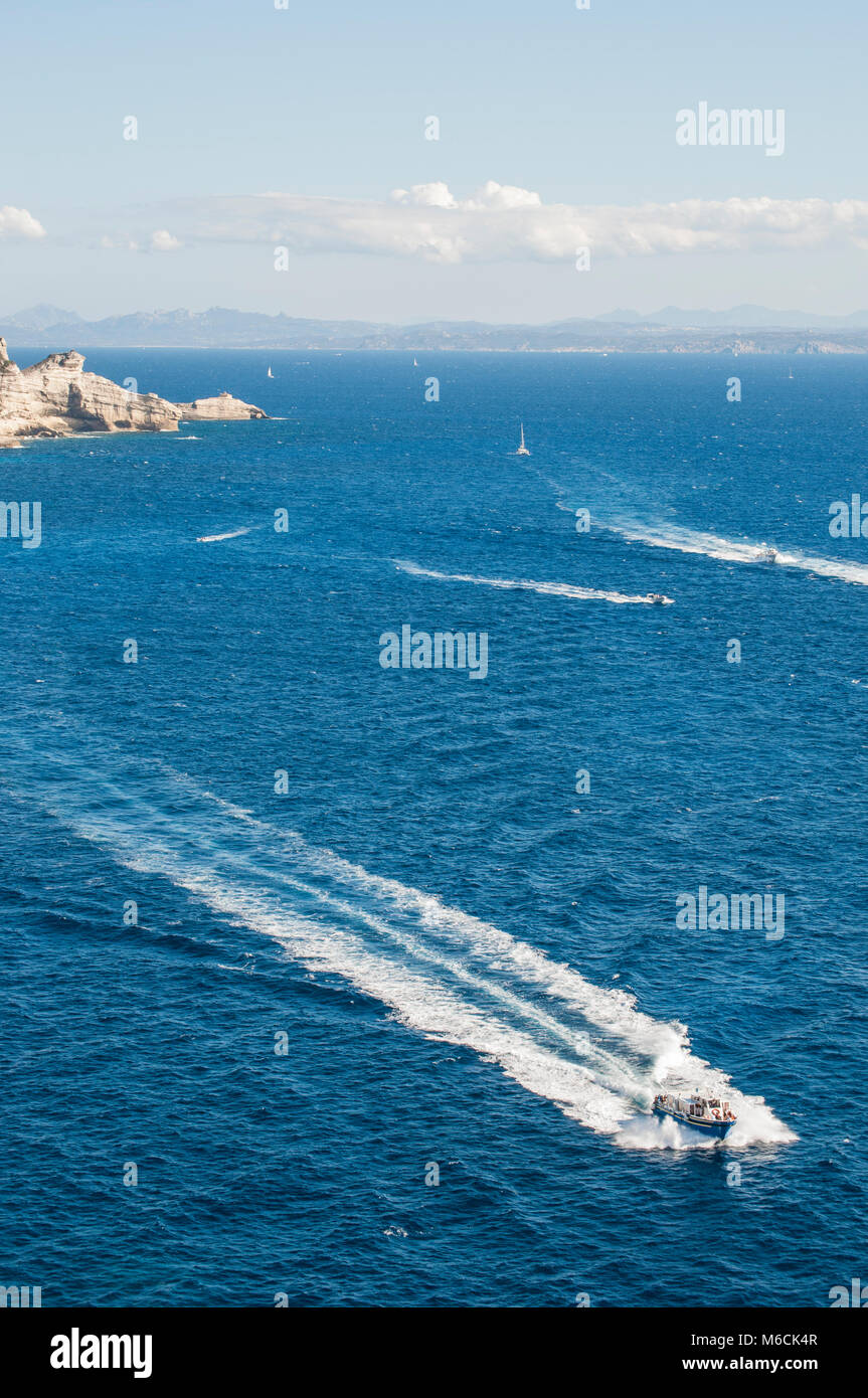 Korsika: Speedboot Segeln in der Meerenge von Bonifacio, die Strecke des Meeres zwischen Korsika und Sardinien Stockfoto