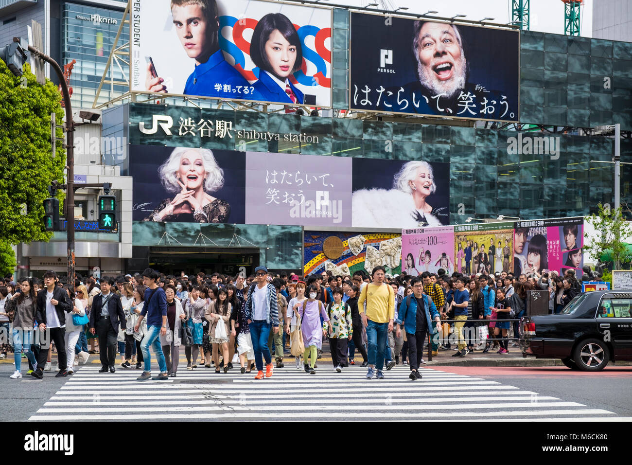Shibuya Crossing, Tokyo Japan - Massen auf dem Zebrastreifen Stockfoto