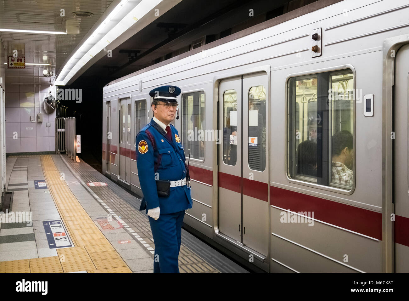 Zugbegleiter bereitet aus einem Zug am Bahnhof Toyko, Tokio, Japan zu sehen Stockfoto