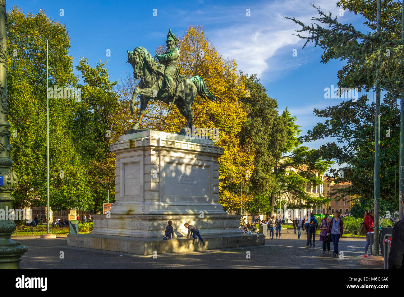 Die Statue von König Vittorio Emanuele II., (Victor Emmanuel) an der Piazza Bra, Verona, Italien Stockfoto