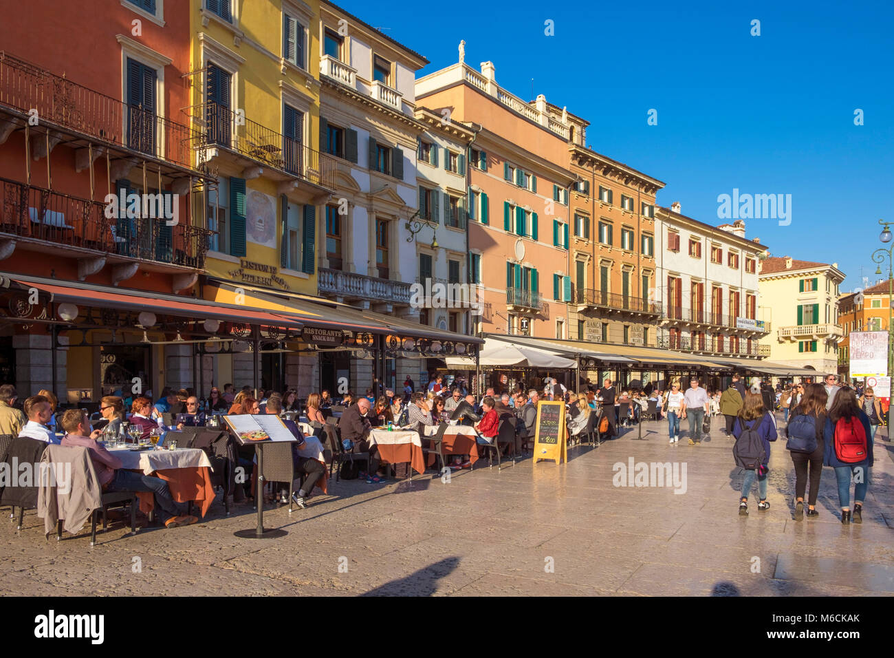 Restaurants und Cafés mit Menschen in der Piazza Bra, Verona, Italien überfüllt Stockfoto