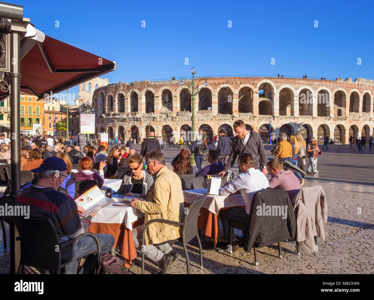 Verona, Italien - Piazza Bra, Anzeigen der römischen Arena und die Leute im Restaurant Cafes sitzen Stockfoto