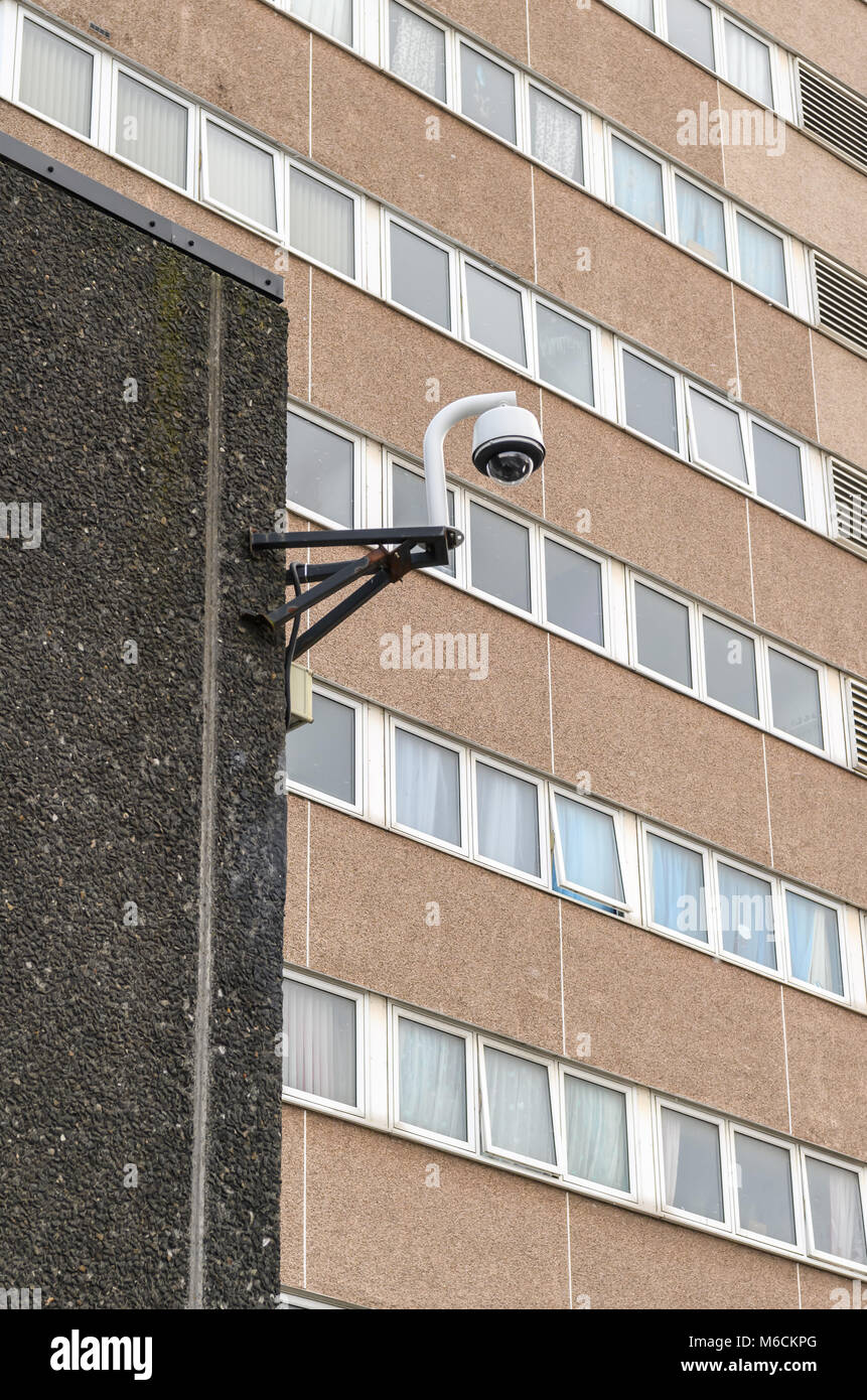CCTV-Kamera an der Wand eines hoher Turmblock in Wolverhampton, West Midlands, UK Stockfoto