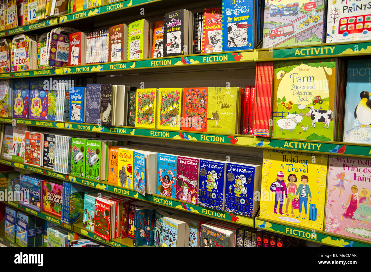 Kinderbücher, Kinderbuch, Kinderbuchhandlung, Buchhandlung, UK Bücherregale Anzeige von Büchern Bildung Wissen Lernen Lernkonzept Stockfoto