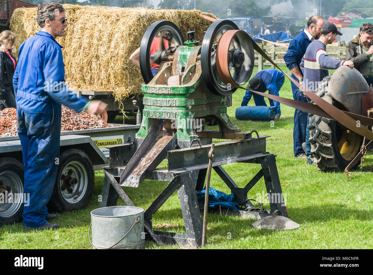 Riemen brech Maschine angetrieben Stein in Driffield Fahr motor Rallye. Stockfoto