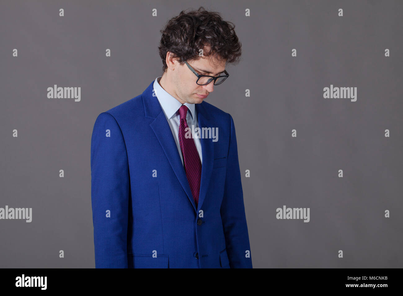 Traurige Mann in der blauen Jacke Stockfoto