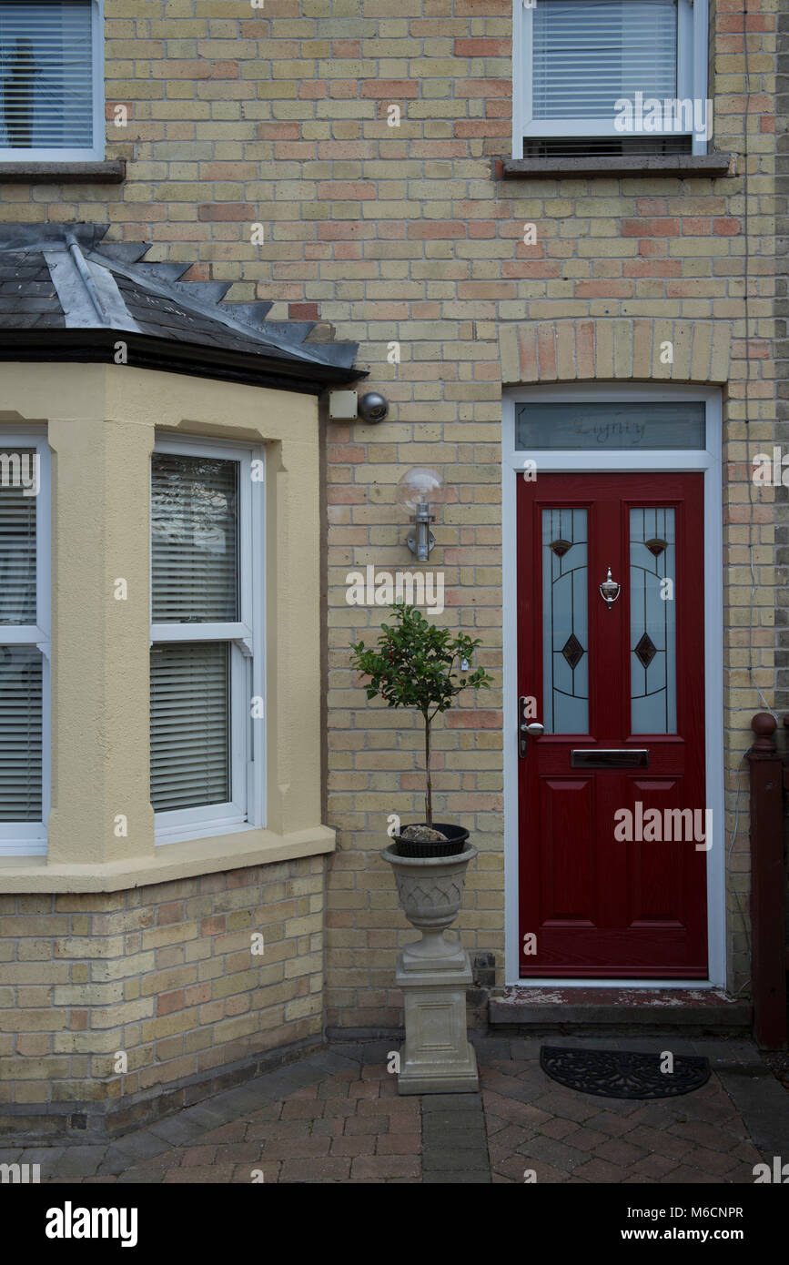 Ein typisch englisches Reihenhaus Reihe von Häusern in Cambridgeshire mit einem Erker, Doppelverglasung und ein Block pflastern Auffahrt. Stockfoto