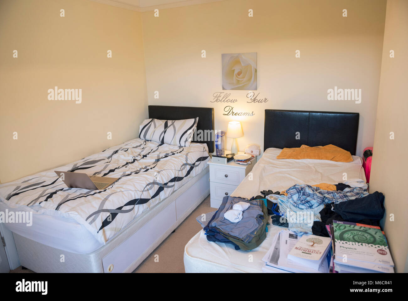 Studenten Zimmer in einem Studentenhaus lassen, während Sie bleiben mit dem Hausbesitzer sind, die das Bett und der Schreibtisch Bereiche Stockfoto