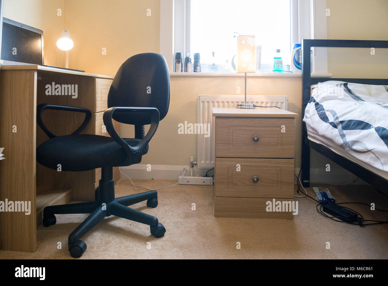 Studenten Zimmer in einem Studentenhaus lassen, während Sie bleiben mit dem Hausbesitzer sind, die das Bett und der Schreibtisch Bereiche Stockfoto