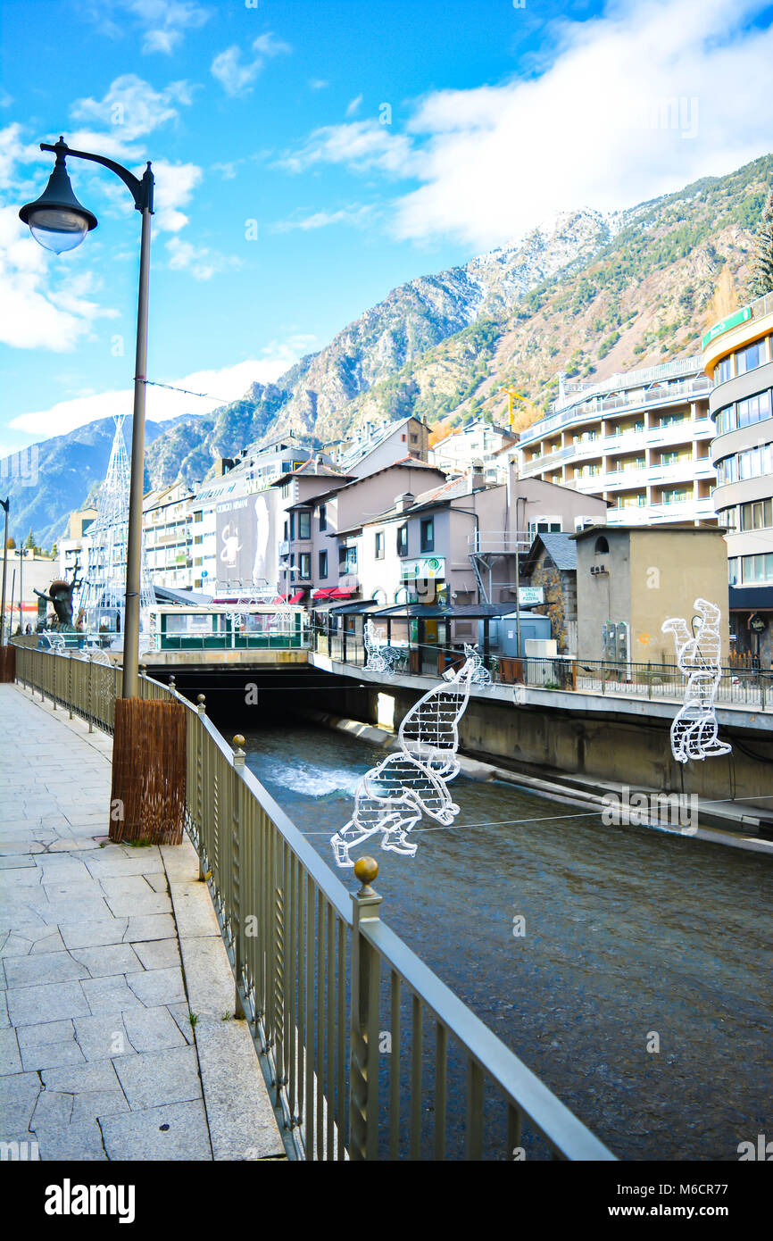 Das Gran Valira ist der größte Fluss in Andorra fließt unter der Pont de Paris in Andorra la Vella im Winter. Stockfoto