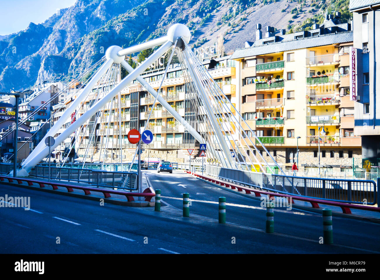 Das Gran Valira ist der größte Fluss in Andorra fließt unter der Pont de Paris in Andorra la Vella im Winter. Stockfoto