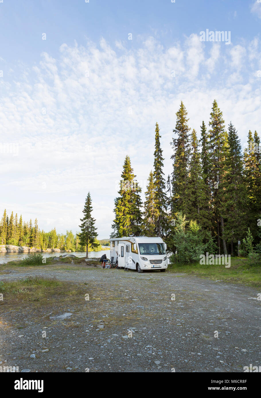 Wohnmobil parken in der Wildnis Lapplands, in der Nähe von Dikanas. Stockfoto