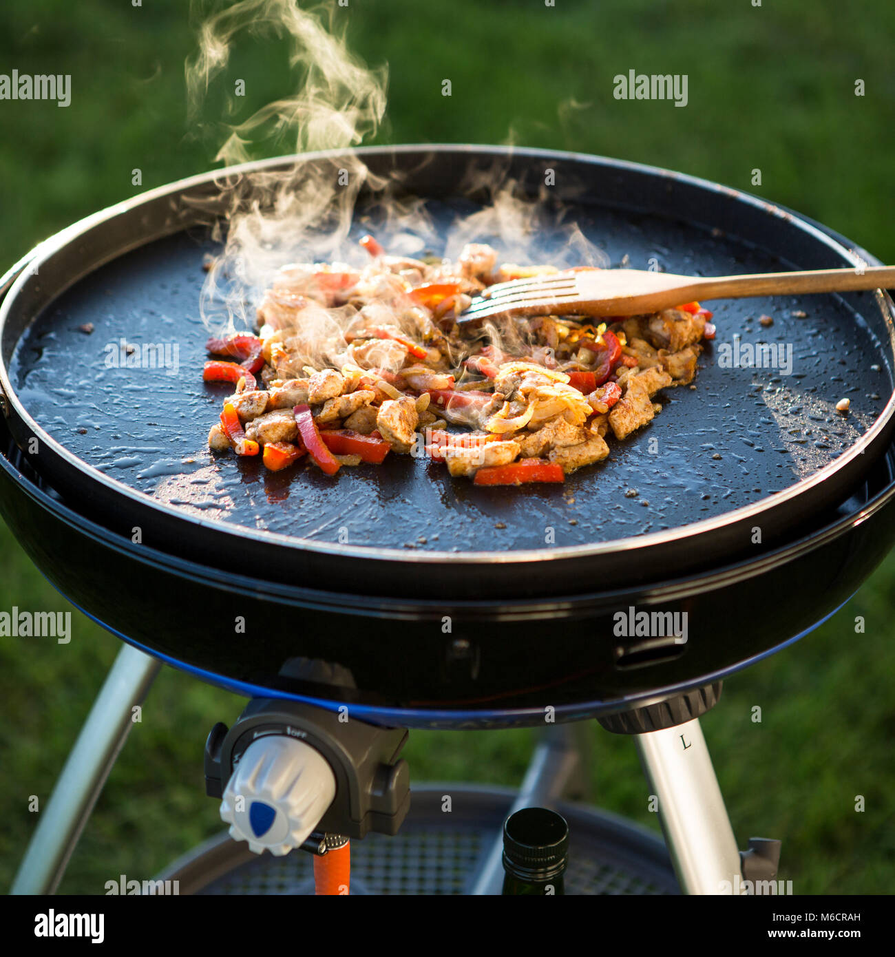 Essen ist das Kochen auf einem Teller mit einem Gasgrill Stockfotografie -  Alamy