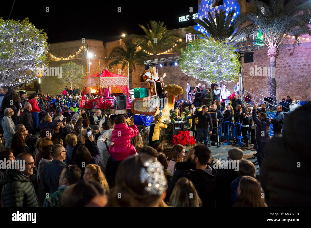 Santa Pola/Spanien - Januar 5 2018: Christmas Parade "Drei Könige Parade entlang der Straßen in der Stadt mit Tausenden von Zuschauern. Stockfoto