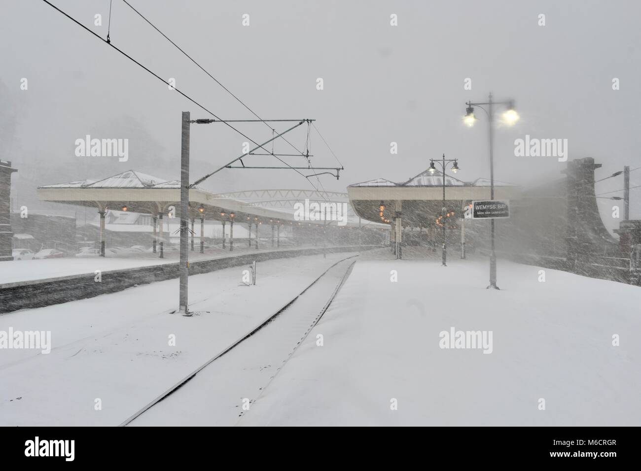 Blick auf die Plattform in Richtung der verschneiten Vordächer von wemyss Bay Station Stockfoto