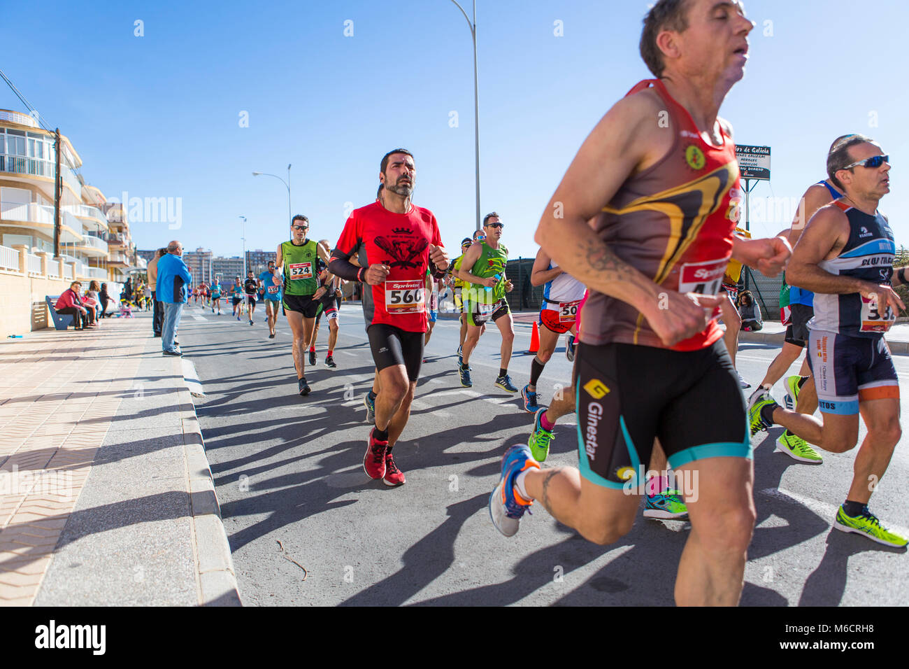 Santa Pola/Spanien - 21. Januar 2018: Santa Pola Halbmarathon. Tausende von Sportlern besucht die laufenden Wettbewerb. Stockfoto